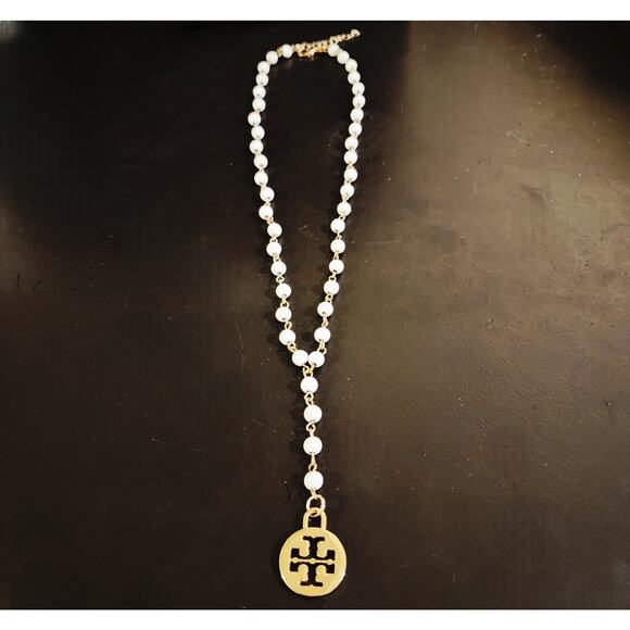 Tory Burch Dust Bag Charm Reimagined on White Beaded Adjustable Lariat Necklace - Picture 1 of 3